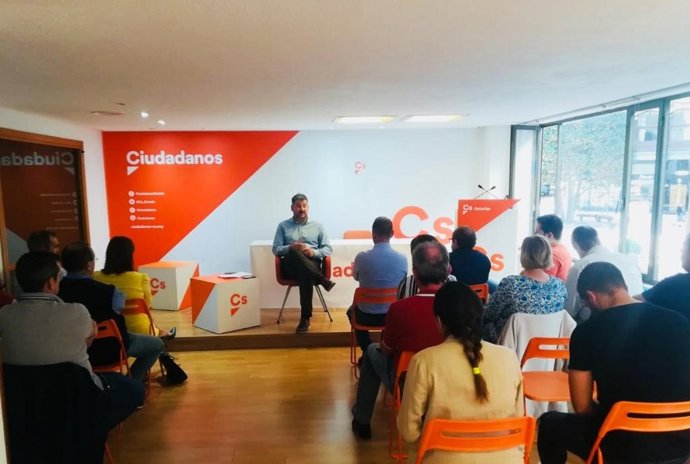 El secretario de organización de Ciudadanos en Asturias, Sergio García, durante una reunión en Oviedo.