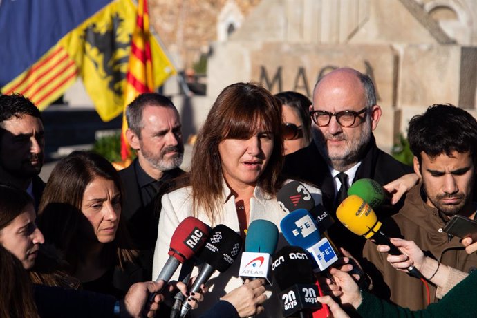 La portaveu del Grup Junts per Catalunya al Congrés dels Diputats, Laura Borrs, realitza una declaració davant els mitjans de comunicació durant l'ofrena floral a la tomba de Francesc Maci, a Montjuc (Barcelona) a 25 de desembre de 2019.