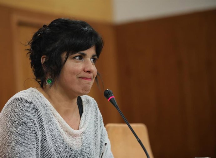 La presidenta del grupo parlamentario Adelante Andalucía, Teresa Rodríguez, en ruenda de prensa.