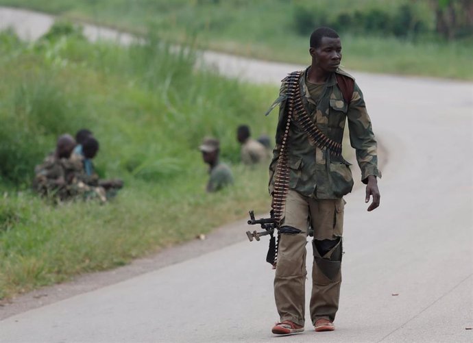 Un soldado del Ejército de República Democrática del Congo desplegado para combatir a las Fuerzas Democráticas Aliadas (ADF)