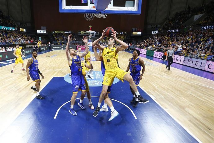 Giorgi Shermadini, en un partido con el Iberostar Tenerife.