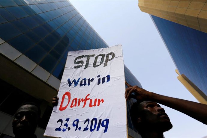 Un manifestante sostiene una pancarta durante una concentración pidiendo por el fin de la violencia en Darfur, frente al Ministerio de Justicia en Jartum.