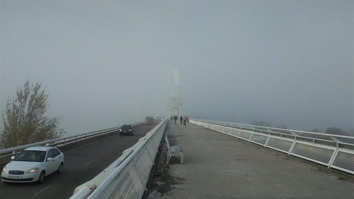 Imagen de archivo de niebla en el puente Lusitania de Mérida
