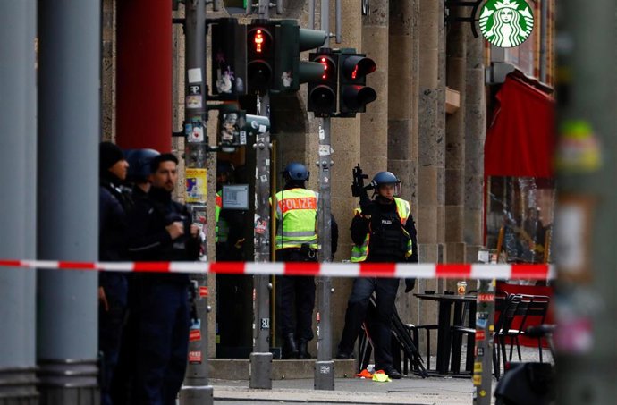 Agentes de la Policía de Alemania hacen guardia después de que un hombre disparase en el centro de Berlín.