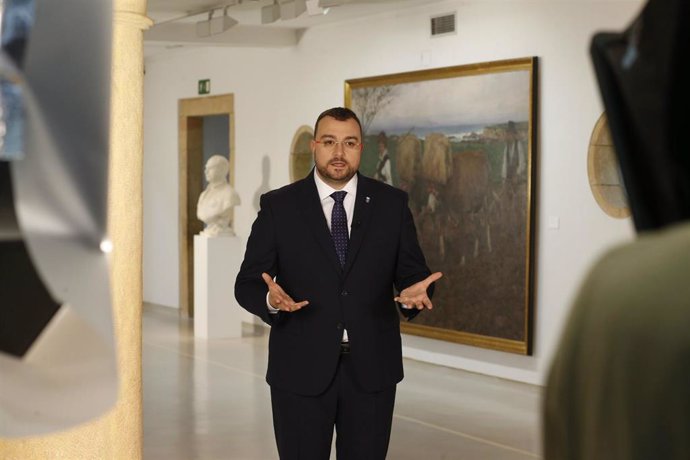 El presidente del Principado, Adrián Barbón, pronuncia su primer discurso de fin de año, en el Museo de Bellas Artes de Asturias.
