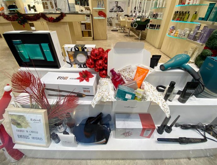 Un escaparate con ofertas especiales de Navidad de productos de estética en un centro comercial de Madrid, a 30 de diciembre de 2019.