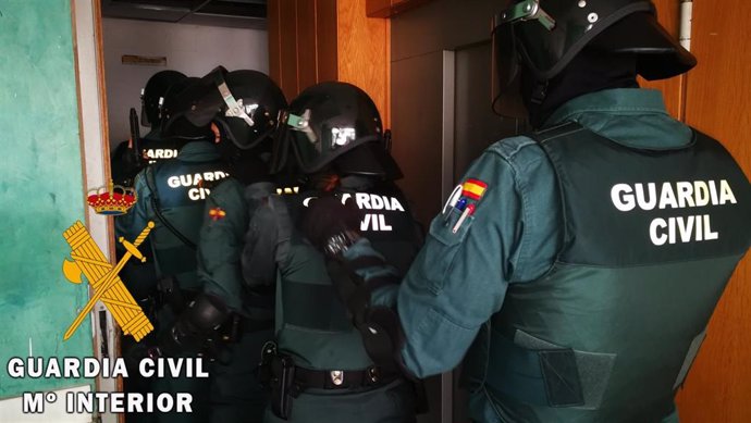 Guardia Civil en una operación antidroga en Vícar (Almería)