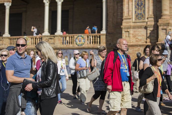 Turistas paseando por la Plaza de España de Sevilla 