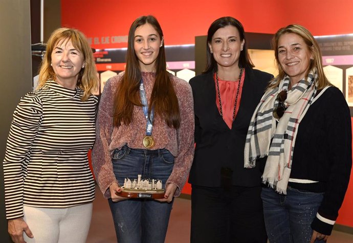 La alcaldesa felicita a la gimnasta Alba Franco