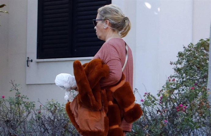 Carmen Borrego llega a la casa de su madre, la presentadora María Teresa Campos