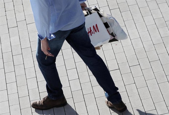 Un hombre de compras por una calle de Madrid, a 30 de diciembre de 2019.