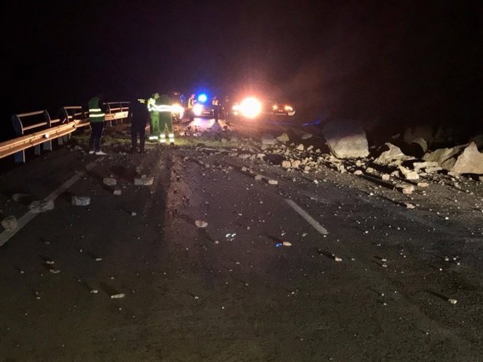 Desperfectos en la carretera N-340 por desprendimientos de rocas