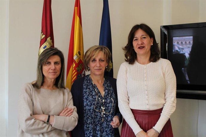 La consejera de Igualdad, Blanca Fernández, en su reunión con las responsables del Colegio de Arquitectos