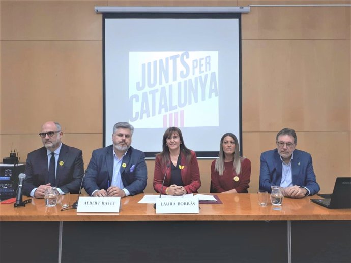Eduard Pujol, Albert Batet, Laura Borrs, Míriam Nogueras i Josep Lluís Cleries (JxCat) en roda de premsa a Barcelona el 31 de desembre de 2019 en el Collegi de Periodistes de Catalunya