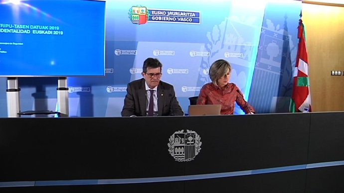 El viceconsejero de Tráfico, Josu Zubiaga, y la directora de Tráfico, Susana Díaz de Corcuera durante la presentación del balance de siniestralidad en el tráfico
