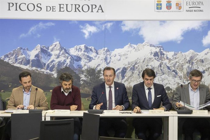 El consejero de Desarrollo Rural, Ganadería, Pesca, Alimentación y Medio Ambiente, Guillermo Blanco, participa, junto a sus homólogos de Asturias y Castilla y León, en la reunión del Patronato del Parque Nacional de los Picos de Europa