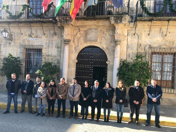 Corporación local del Ayuntamiento de Lora del Río realiza un minuto de silencio por el menor fallecido este lunes