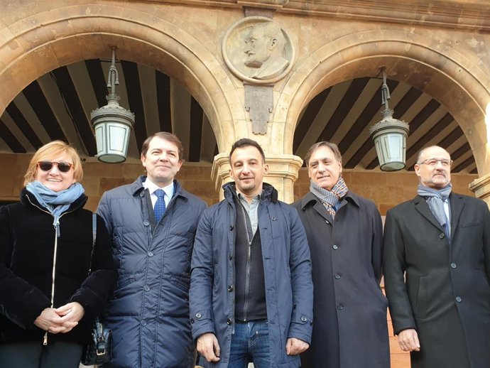 Fernández Mañueco, segundo por la izquierda, junto a Alejandro Amenábar (centro) y autoridades en el homenaje a Unamuno en Salamanca