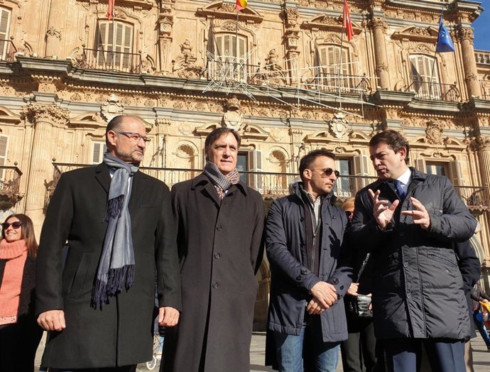 Luis Fuentes, Carlos García Carbayo, Alejandro Amenábar y Alfonso Fernández Mañueco, de izquierda a derecha, en la Plaza Mayor de Salamanca