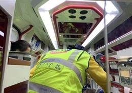 Efectivos del Samur-Protección Civil atienden a un hombre herido tras recibir varias puñaladas y fuertes golpes en el rostro en el distrito de Fuencarral-El Pardo.