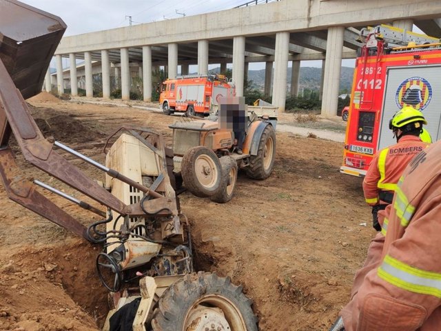 Tractor volcado en Chiva