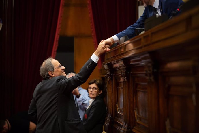 El president de la Generalitat de Catalunya, Quim Torra, saluda al president de Parlament, Roger Torrent, durant la seva intervenció en una sessió plenria del Parlament, el 13 de novembre de 2019.