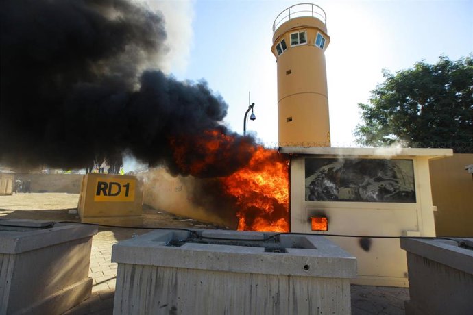 Protestas contra la Embajada de Estados Unidos en Bagdad (Irak).