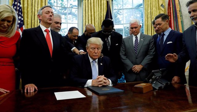Líderes evangélicos dan su bendición a Donald Trump en la Casa Blanca el pasado 29 de diciembre.