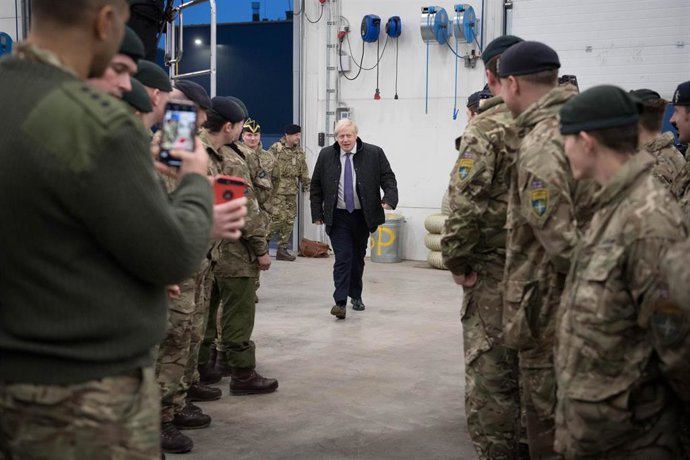 Johnson visitando tropas británicas en Estonia el pasado 21 de diciembre.