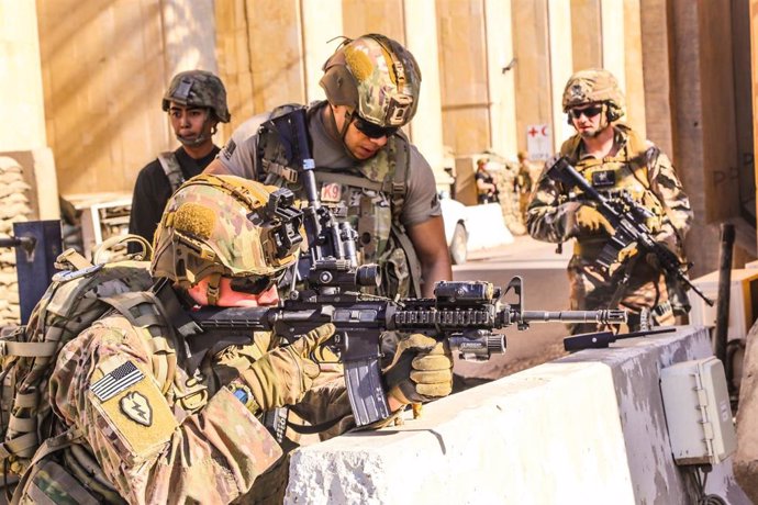 Soldados estadounidenses frente a la Embajada norteamericana en Bagdad