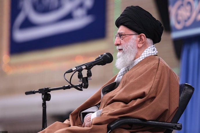 Irak.- El líder iraní asegura que EEUU bombardeó a fuerzas iraquíes porque derro