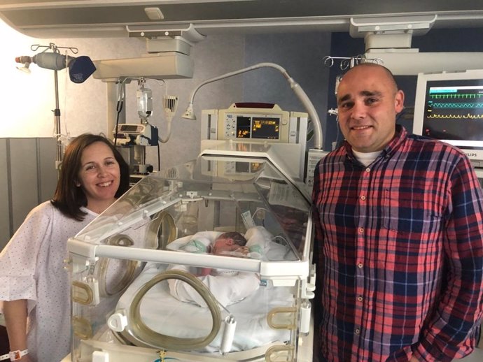 Gonzalo, primer bebé nacido en C-LM en 2020, junto a sus padres