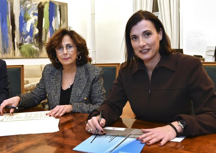 La alcaldesa de Santander firma un convenio con Cáritas