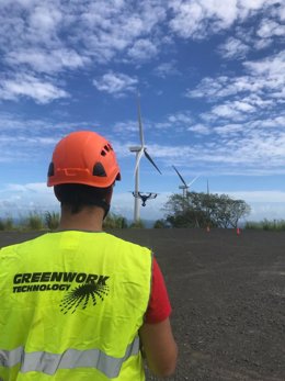 Un operario de la empresa soriana Green Work Technology con un dron en un parque eólico.