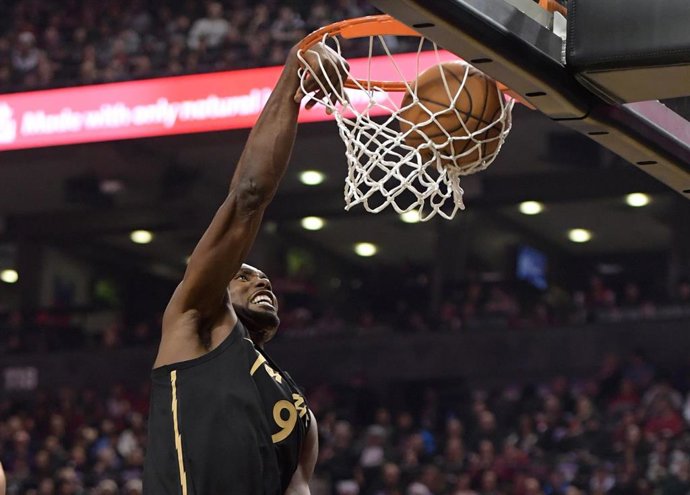 Serge Ibaka machaca con Toronto Raptors