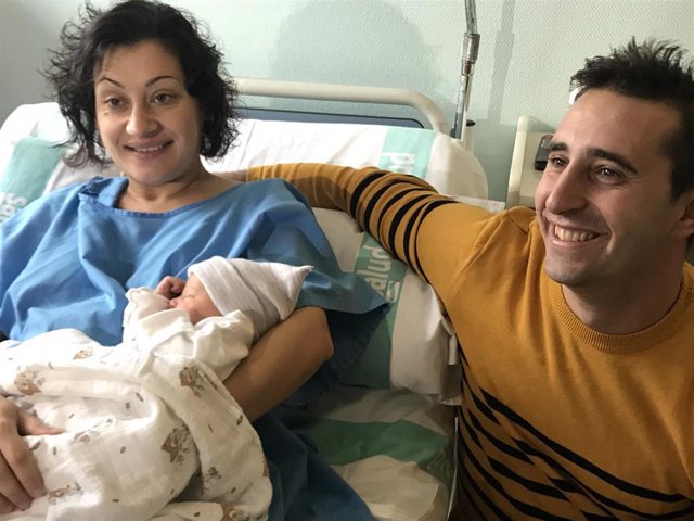 Irene Fernández y Víctor Lahoz, padres de Paula, primer bebé aragonés  nacido en 2020.