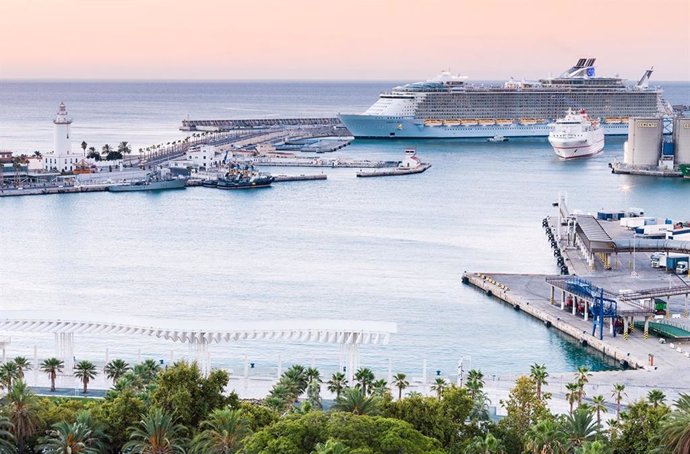 Vista general de la Farola de Málaga en el puerto con cruceros 