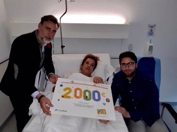 Entrega de la Libreta Estrella de CaixaBank con 2.000 euros al primer bebé del año en Cantabria