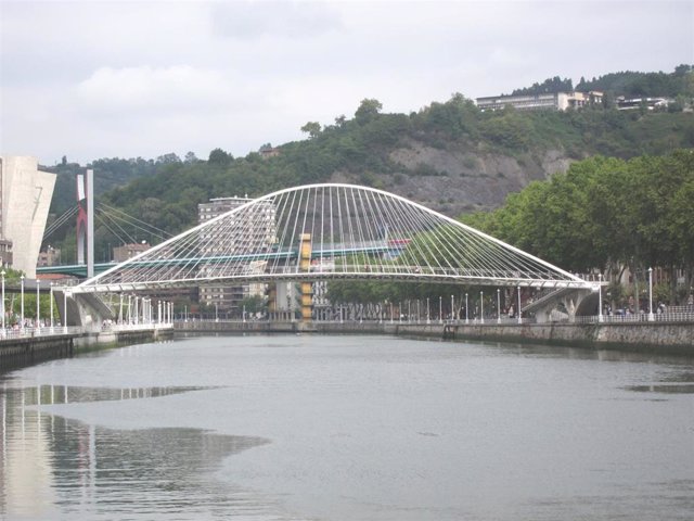 Puente Zubi Zuri En La Ría De Bilbao