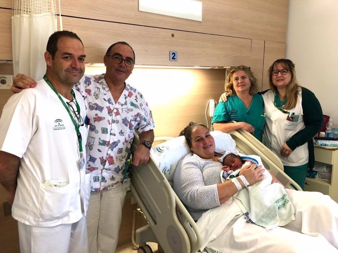 Personal del Hospital Virgen de la Victoria junto a la madre y el recién nacido.