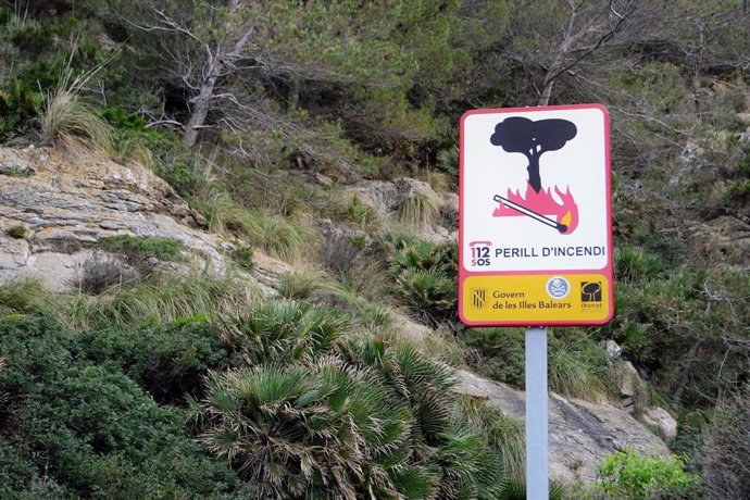 Cartel de prevención de incendios forestales en Cala Sant Vicen, Pollena (Mallorca)