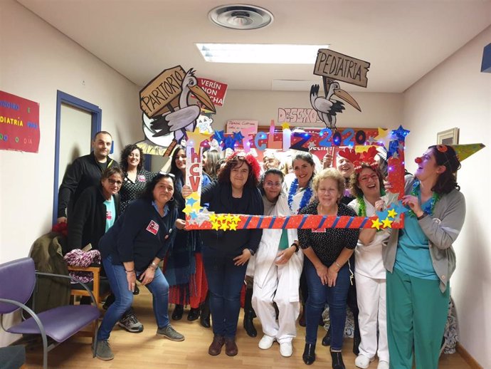 Profesionales sanitarios y vecinos de Verín (Ourense) pasan la Nochevieja encerrados en el hospital.