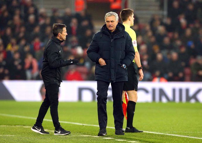 Fútbol.- Mourinho invade el banquillo rival: "Fui grosero con un idiota"