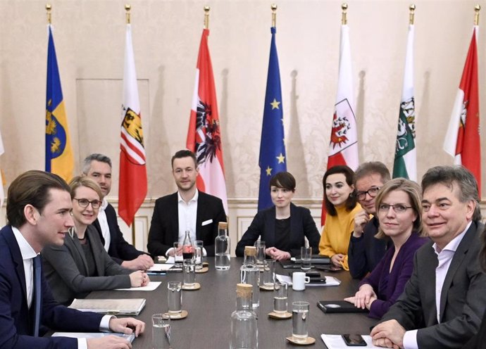 Sebastian Kurz, líder del Partido Popular (OeVP) y Werner Kogler, líder de los Verdes, durante un encuentro para la formación de gobierno en Austria