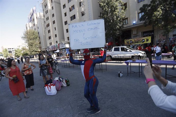 Protestas en la Plaza Baquedano de Santiago de Chile este martes.