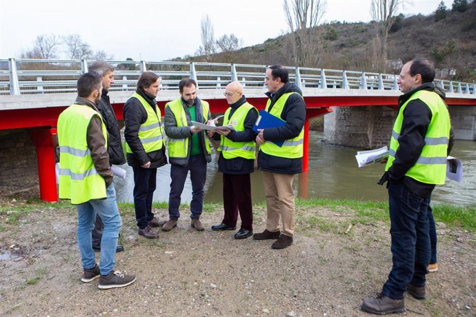 Bernardo Ciriza visita el nuevo puente de Eguíllor con los técnicos de Obras Públicas e Infraestructuras y la empresa constructora.