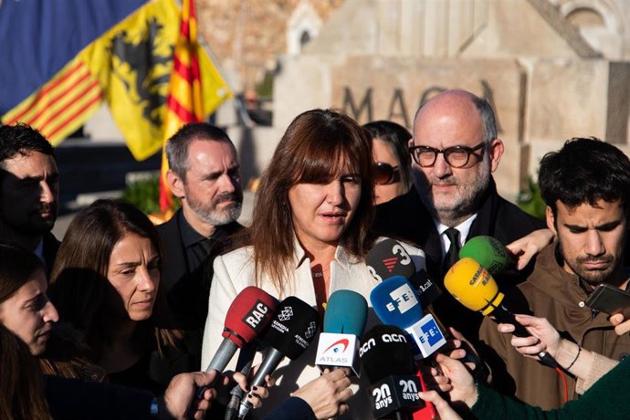 La portavoz del Grupo Junts per Catalunya en el Congreso de los Diputados, Laura Borrs, realiza una declaración ante los medios de comunicación durante la ofrenda floral a la tumba de Francesc Maci, en Montjuic (Barcelona) a 25 de diciembre de 2019.
