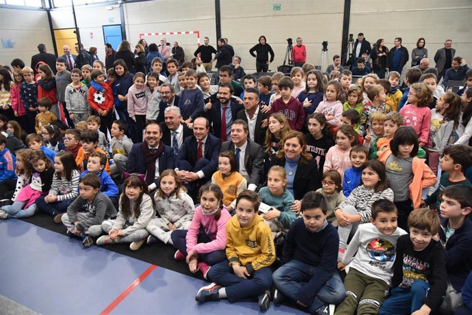 Emiliano García-Page junto a escolares.