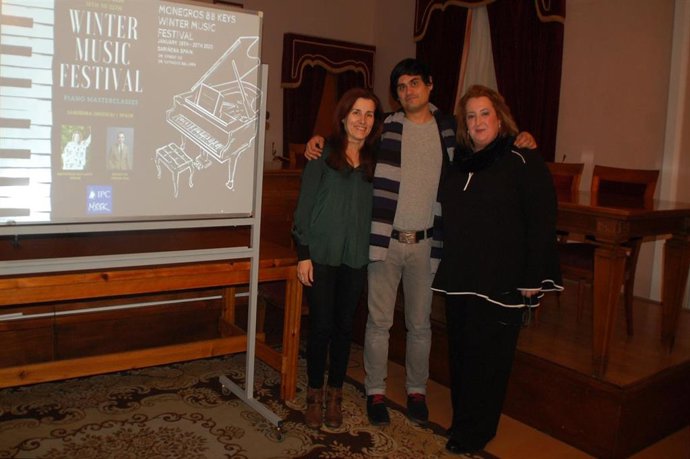 Miembros de la organización del 'Concurso y Festival Monegros 88 Keys' en el Ayuntamiento de Sariñena