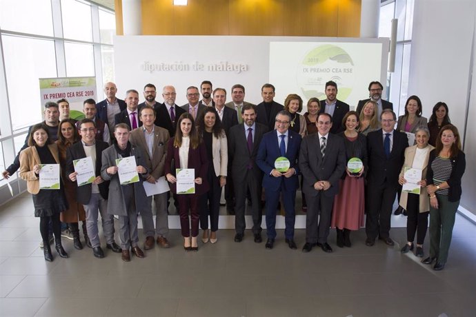 Representantes del Foro de Empresas Socialmente Responsables posan junto a sus galardones del Premio CEA de Responsabilidad Social Empresarial.